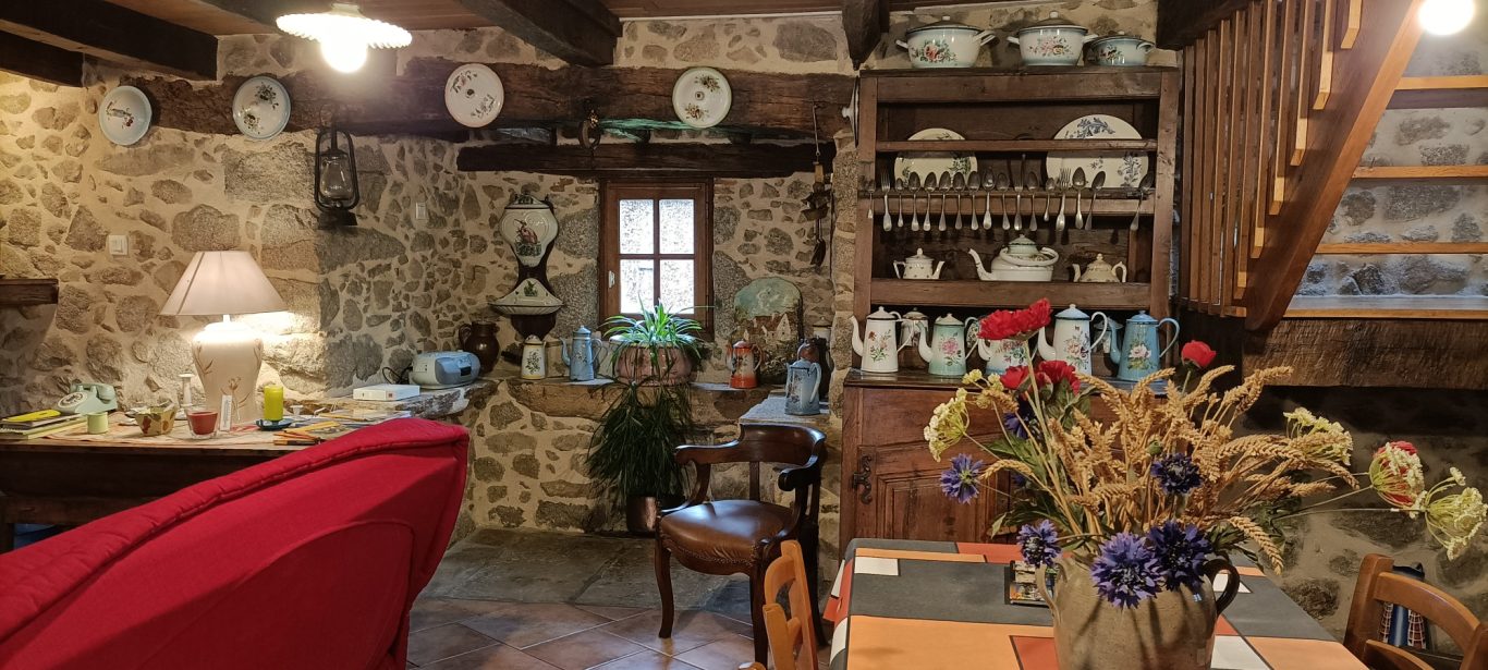 Séjour avec vaisselier Le séjour du gîte La Piera et lou Garric