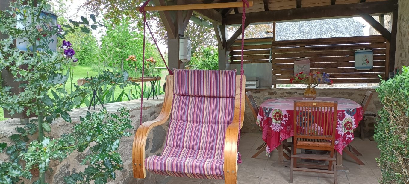 La terrasse, la table et la plancha du gîte La Piera et lou Garric en Aveyron