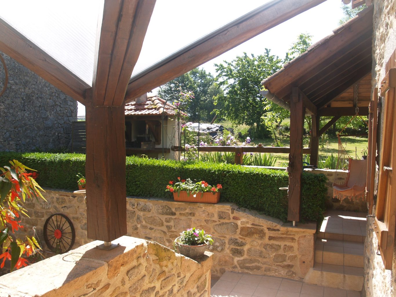 Vue depuis l'entrée du gîte Vue depuis l'entrée couverte du gîte