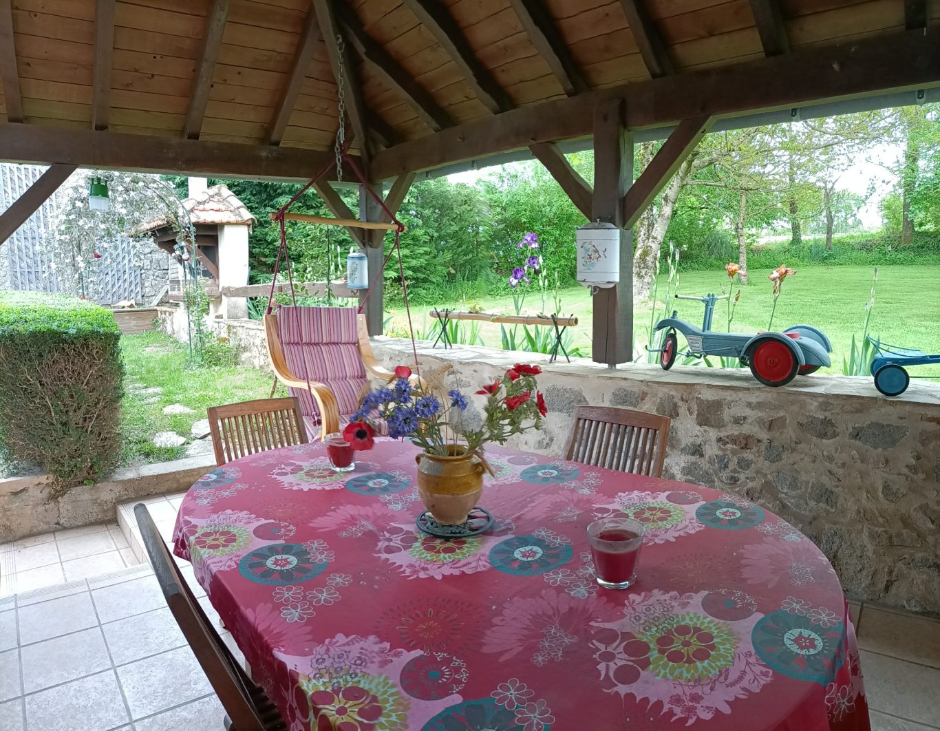 La terrasse du gîte, avec en fond le barbecue La terrasse